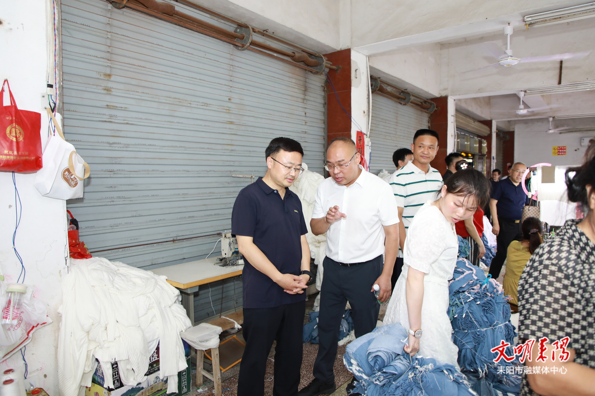 张润槐尹立鑫夜行调研城市工作