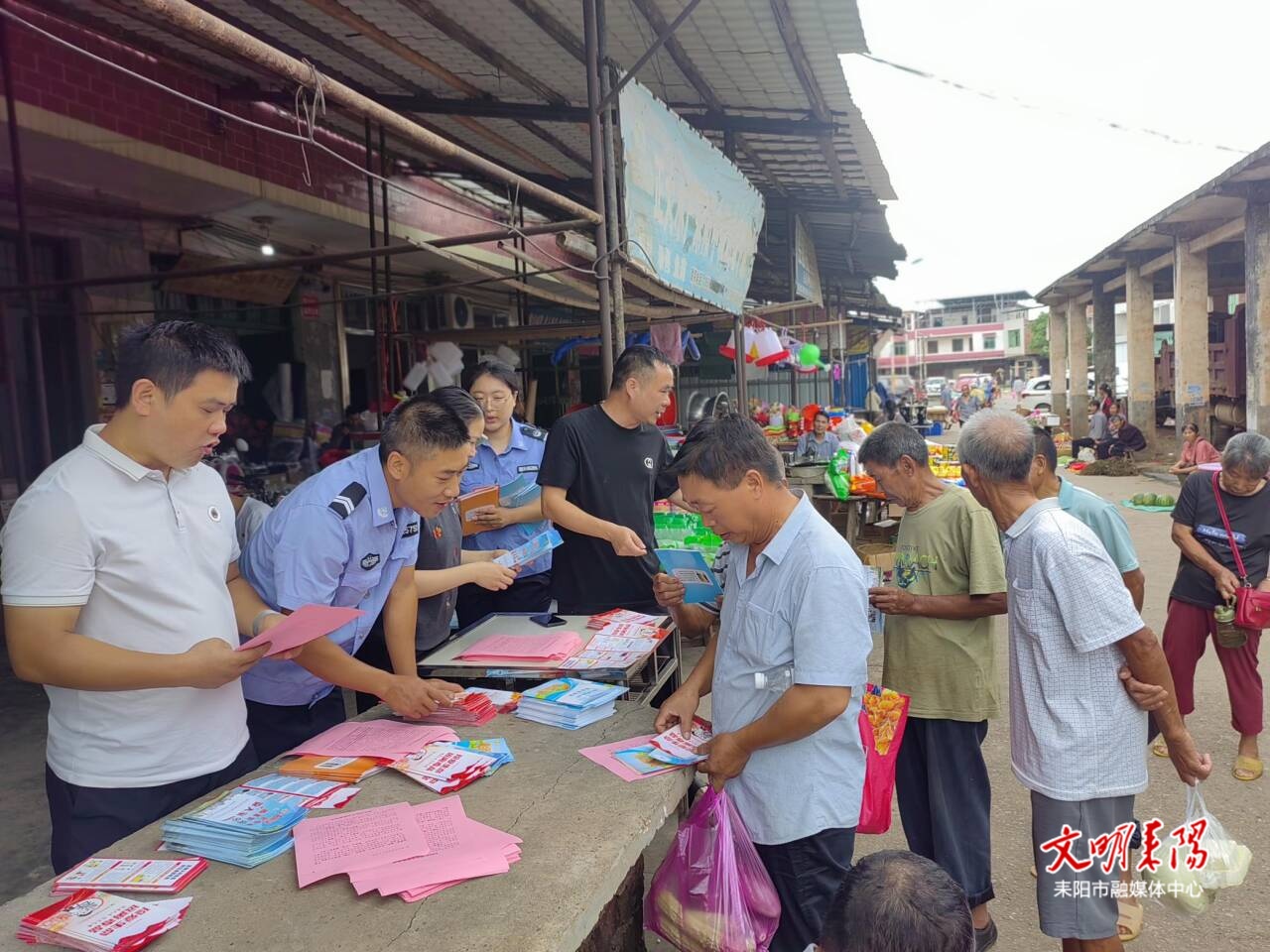 【健康人生 绿色无毒】坛下乡：禁毒宣传进圩场 筑牢防毒“安全网”