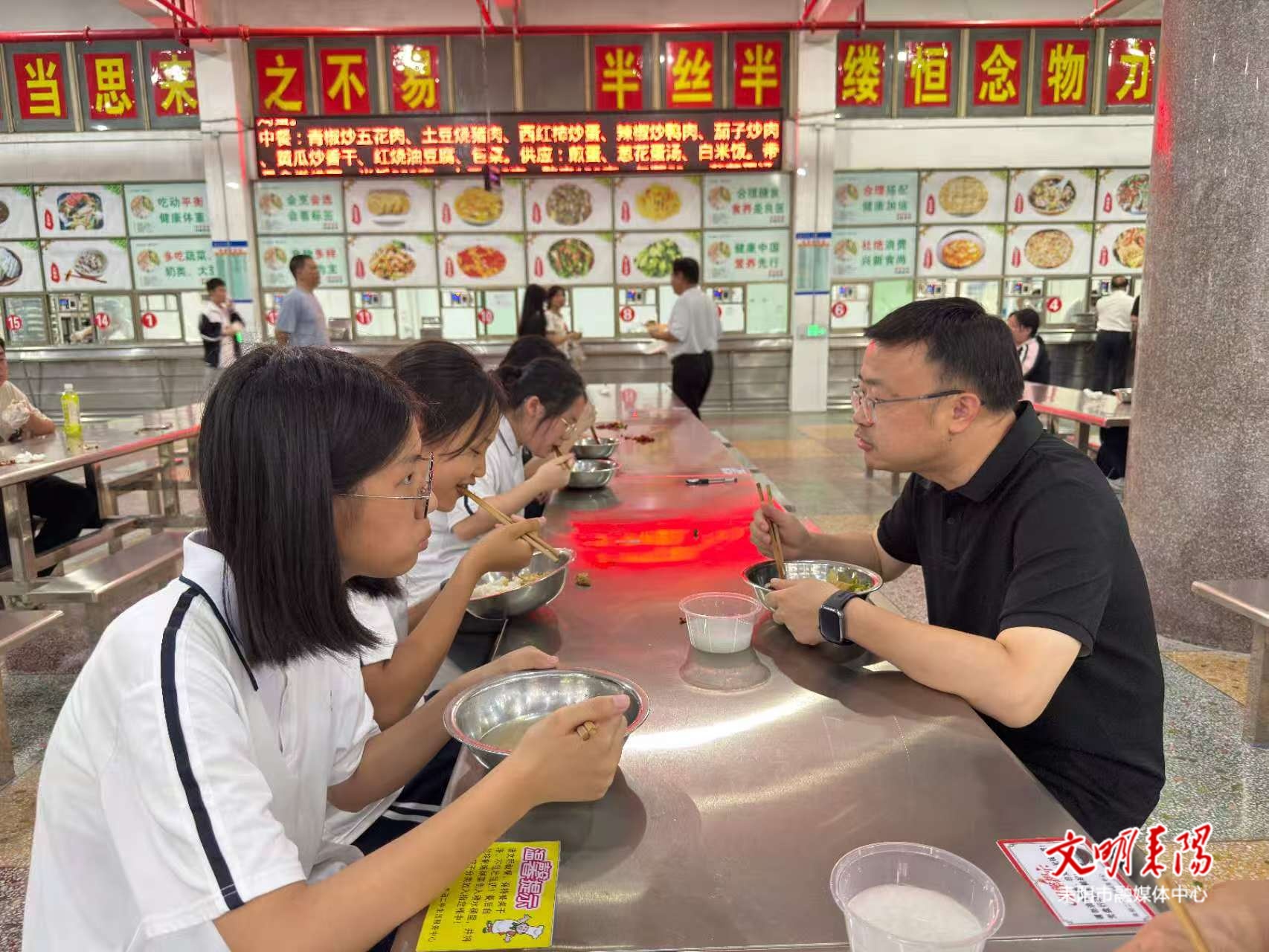 张润槐“四不两直”到耒阳二中暗访检查校园食品安全工作