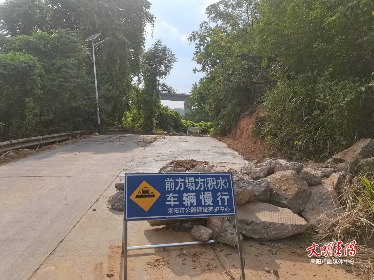 半幅硬化保暢通！市交通部門高效處置高溫起拱路面
