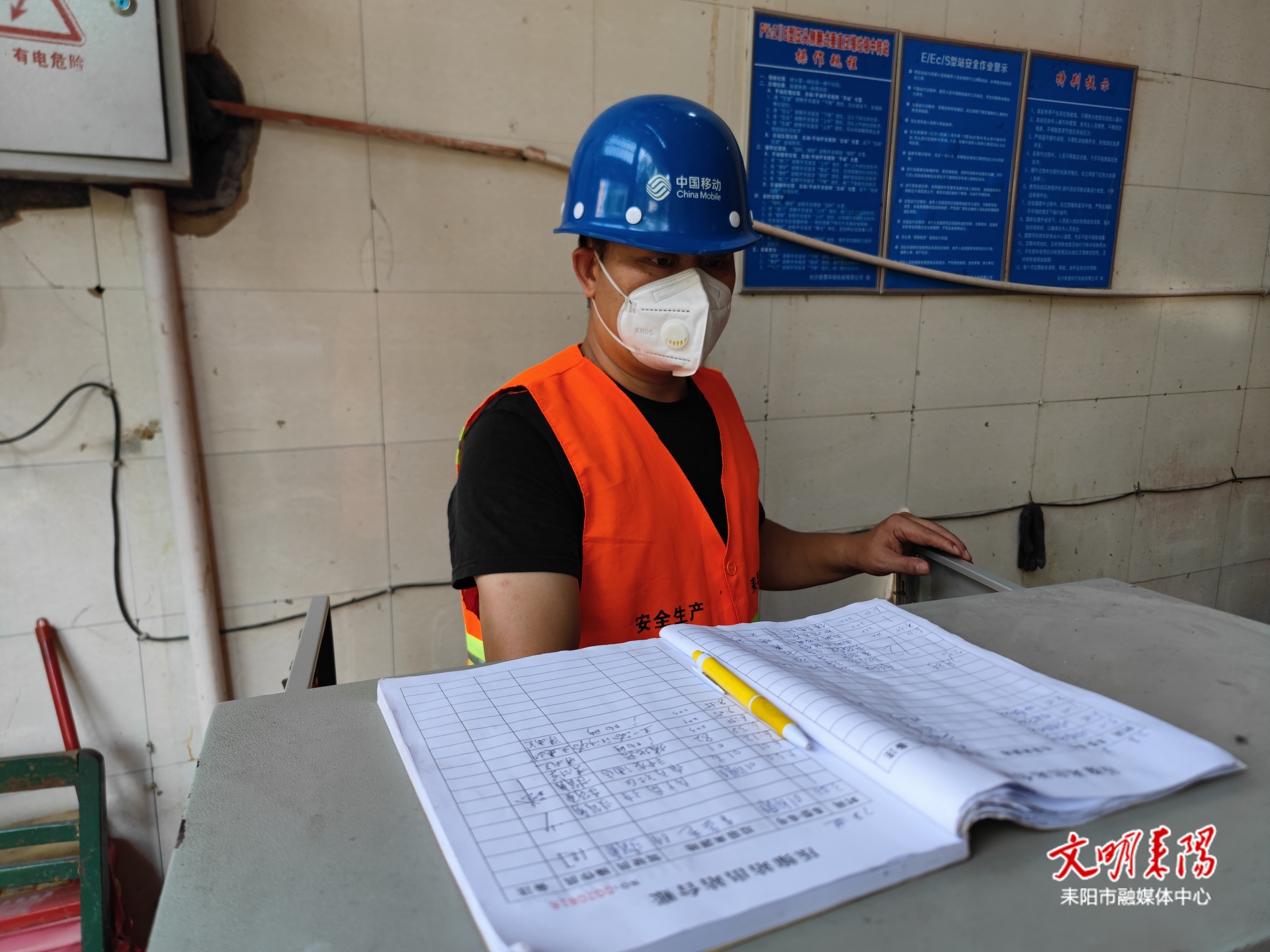 高温下的坚守：环卫工人周少锋用汗水守护城市整洁