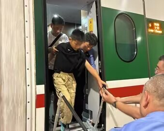 12岁男孩意外烫伤，动车临时停靠耒阳紧急治疗