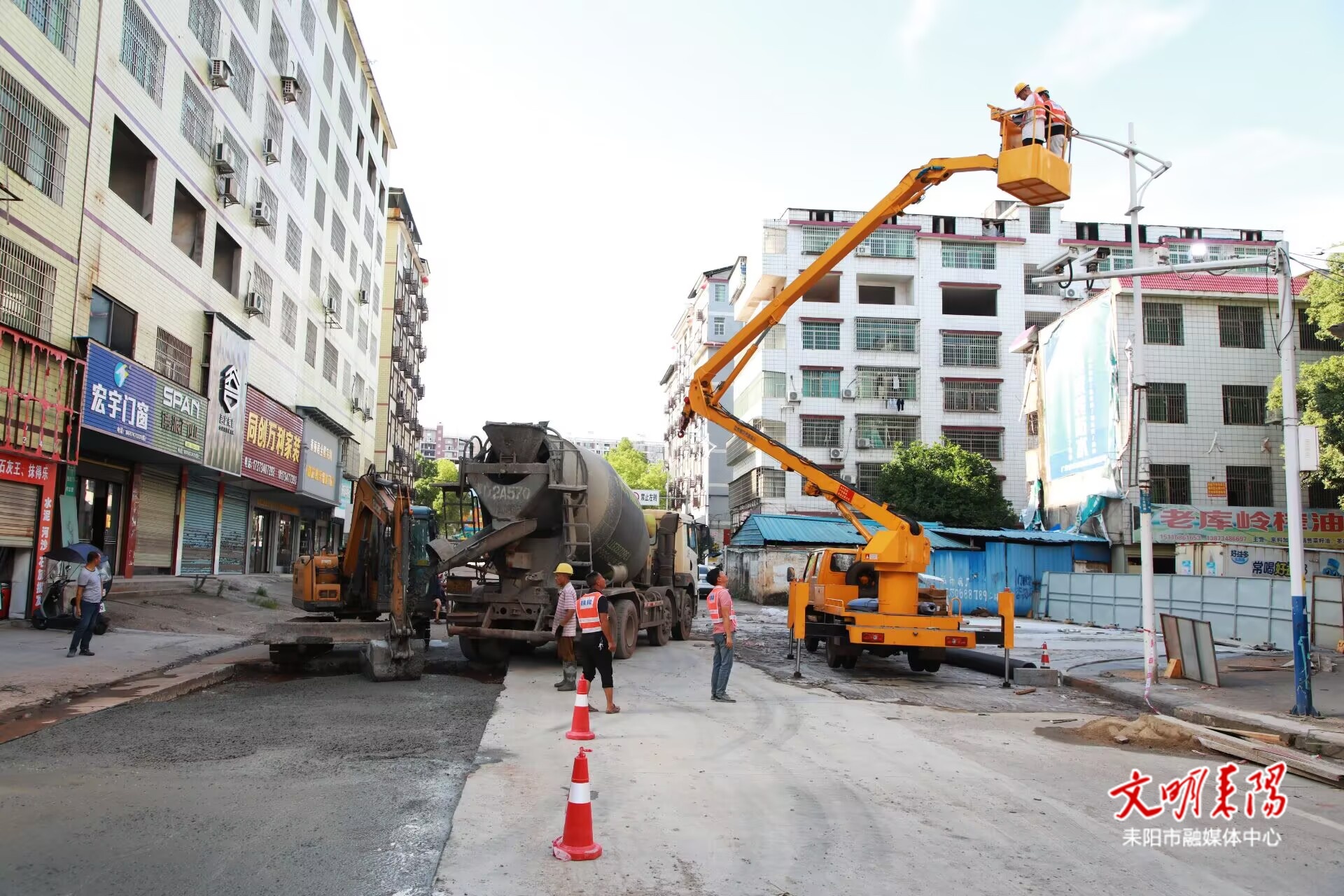 高温下的坚守：耒阳市政工人积极开展道路维护工作