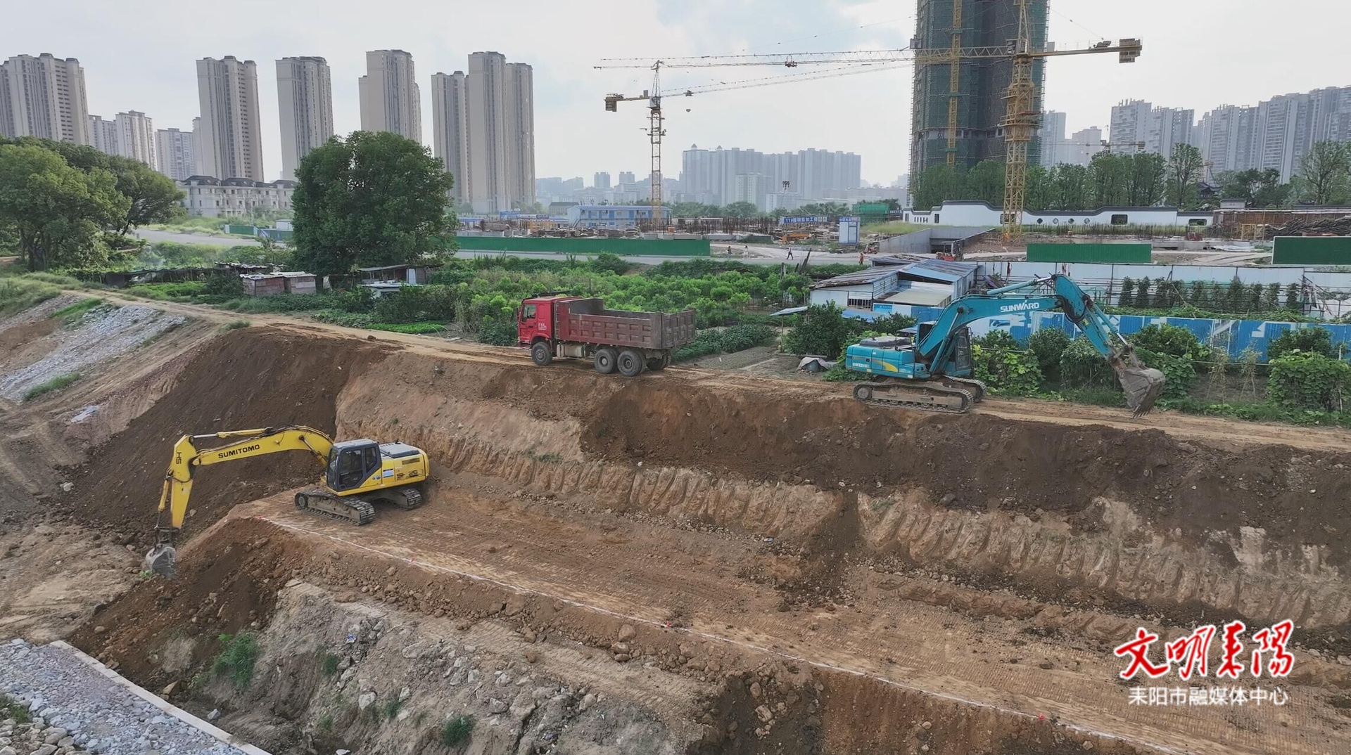 高温下的坚守：战高温抓进度 水东江堤防项目加速推进