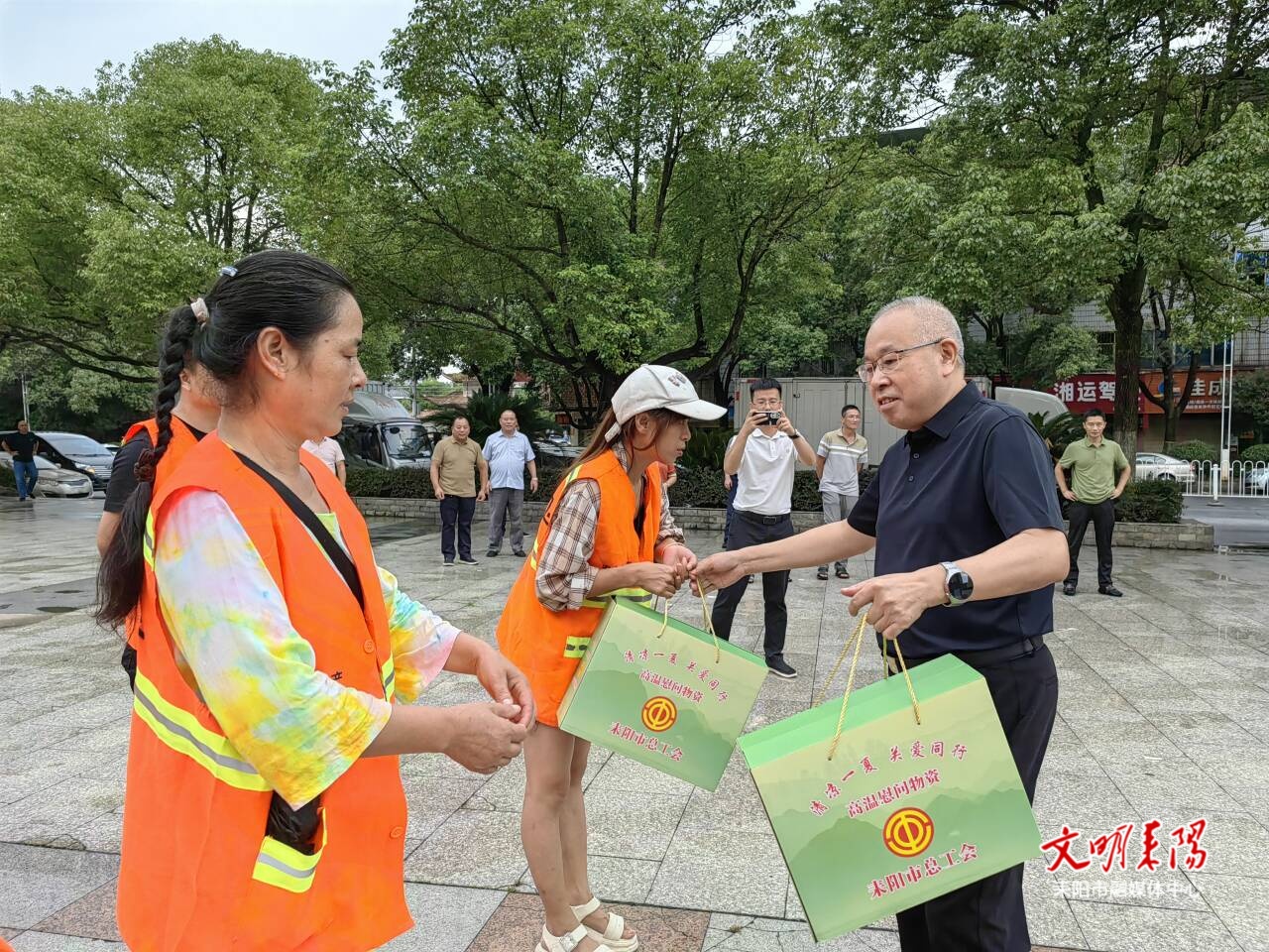 尹立鑫开展“清凉一夏 关爱同行”慰问活动