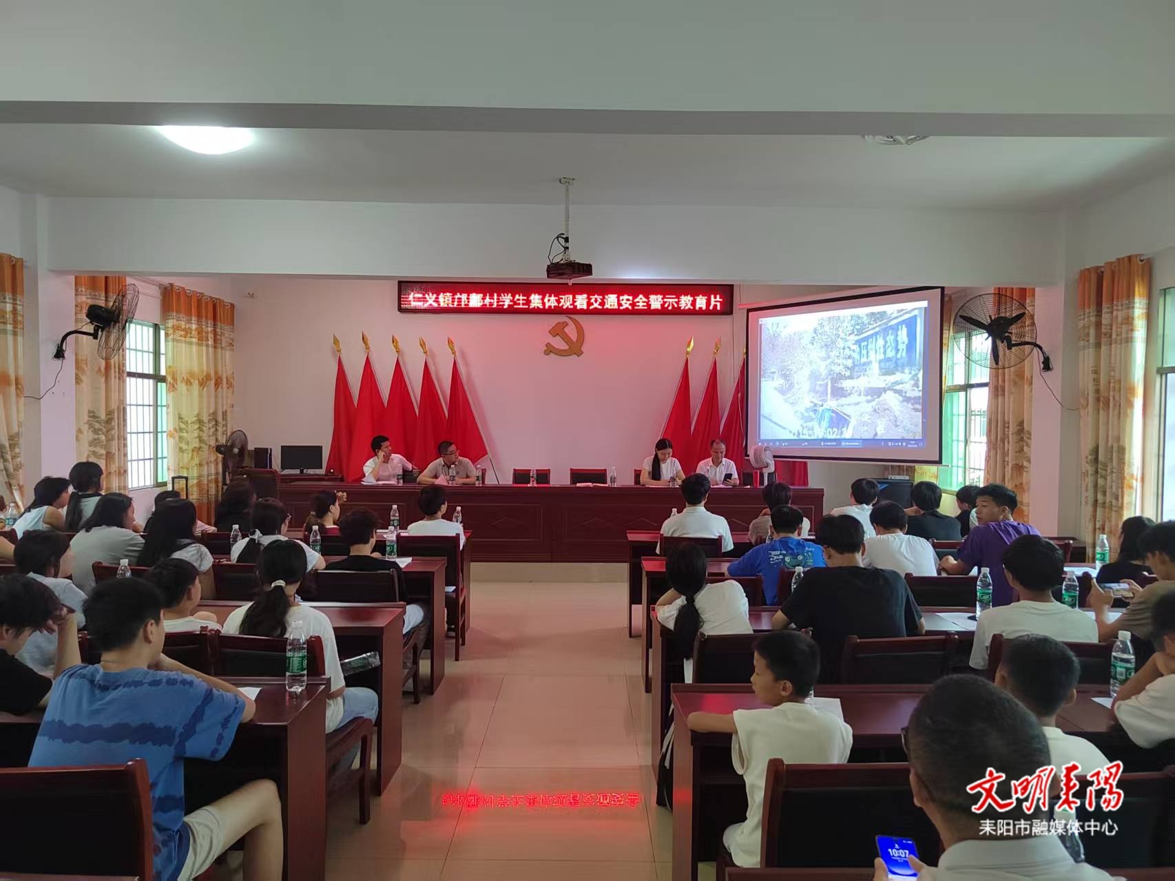青春力量筑平安 仁义镇大学生志愿者织密湾村安全防护网