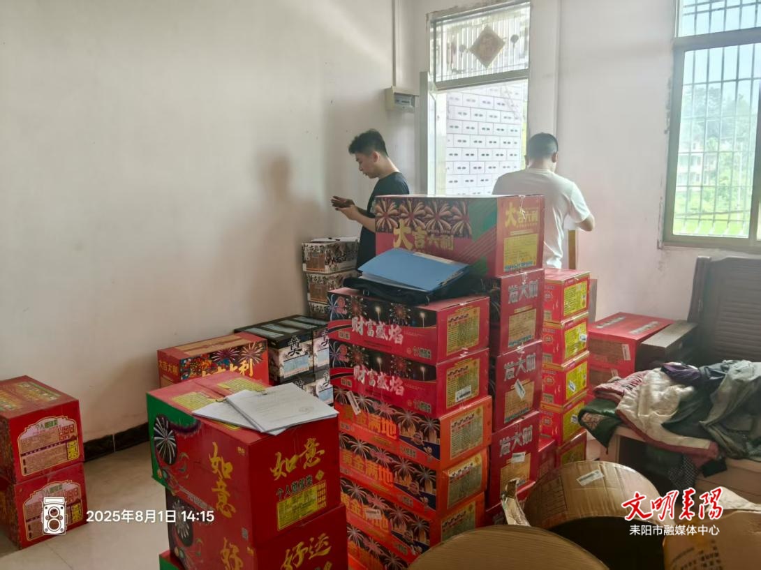 公平圩镇快速查处一非法烟花爆竹储存销售点