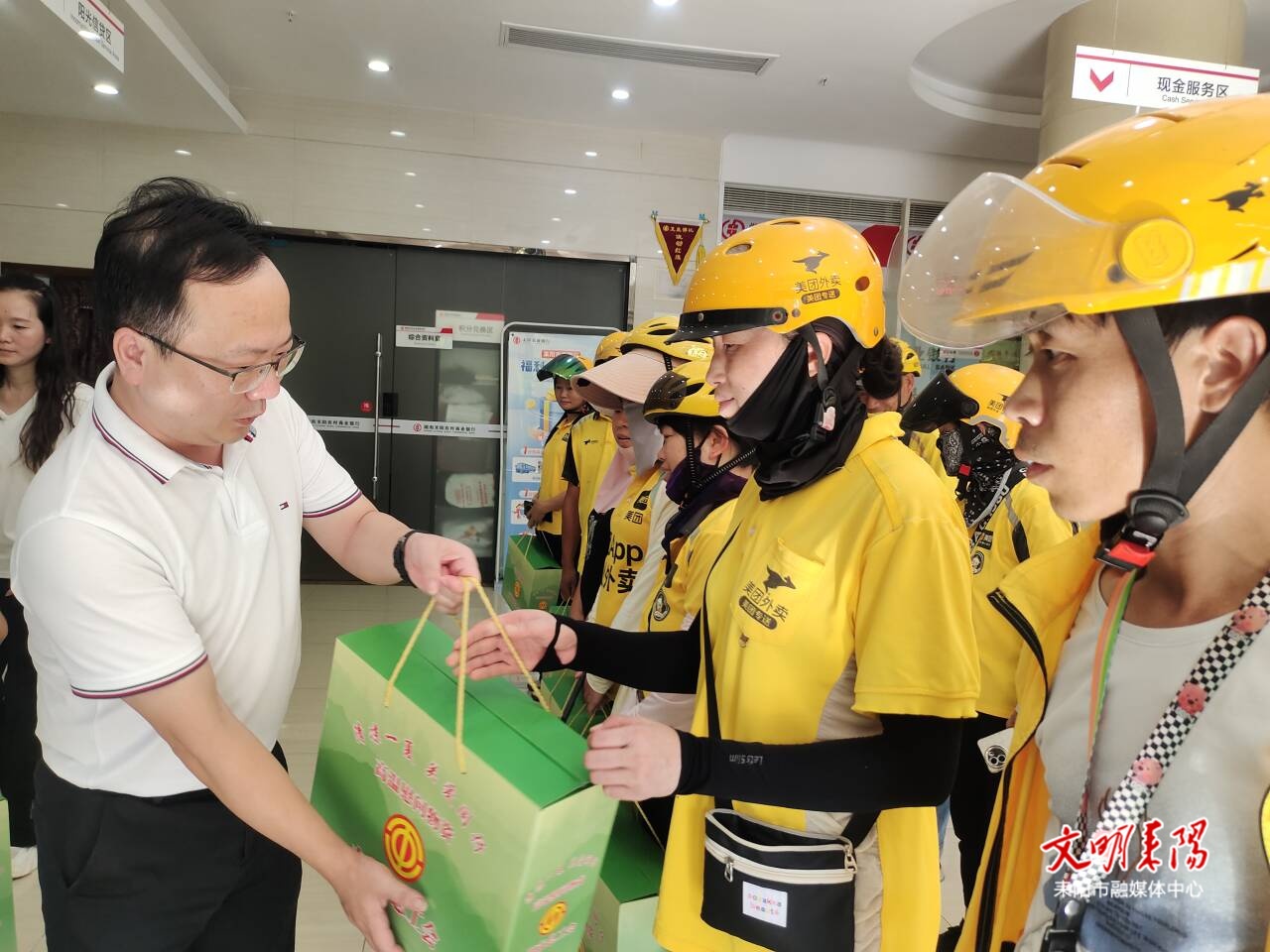 王星皓参加“清凉一夏 关爱同行”慰问活动