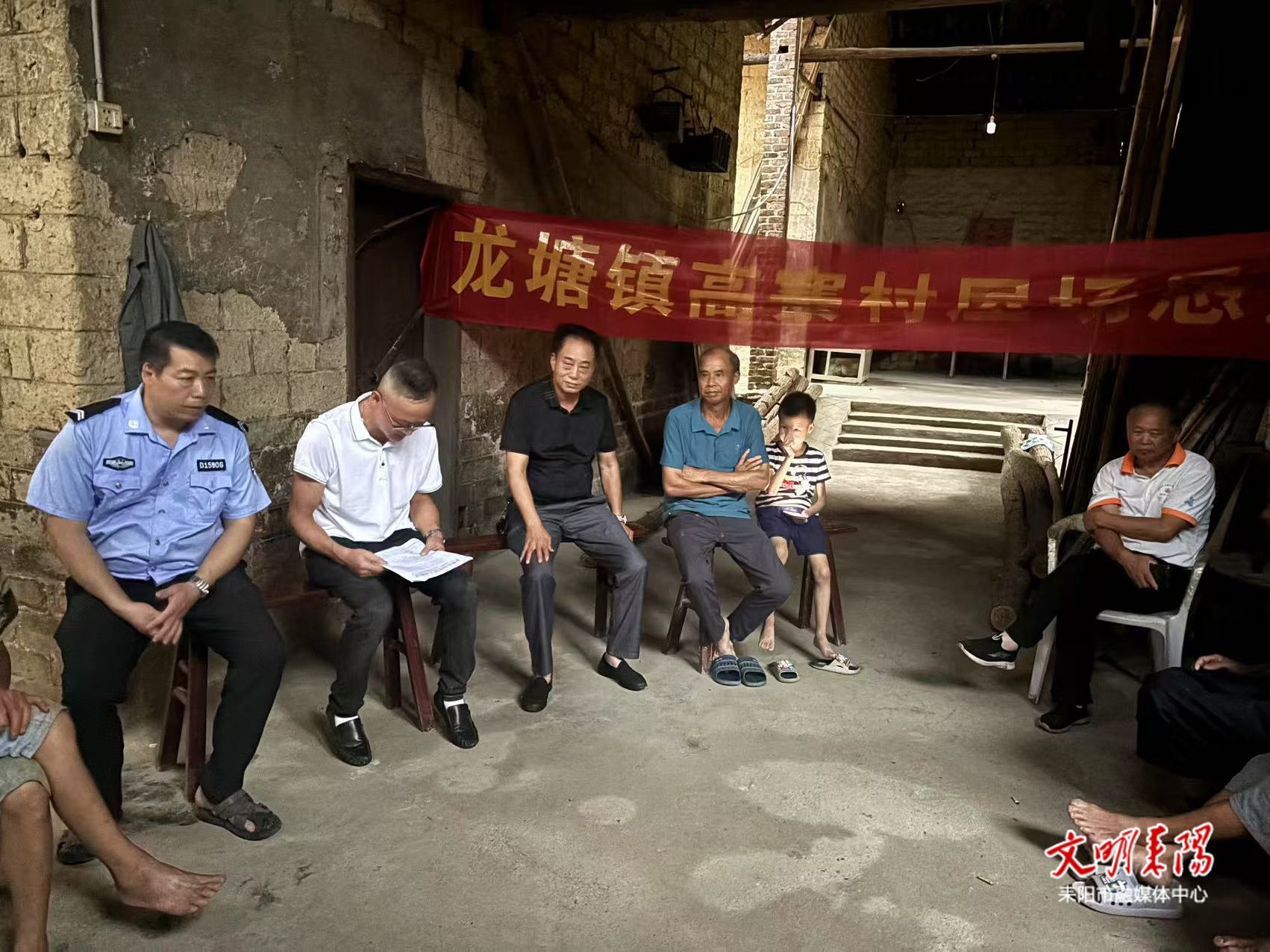 劝导+宣传+整治  龙塘镇打好暑期交通安全“组合拳”