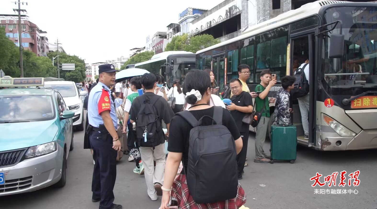 广州大雨致火车停运，耒阳火速转运三千旅客