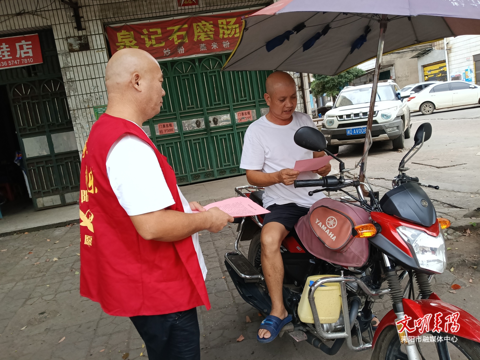 水东江街道开展交通安全劝导与宣传活动