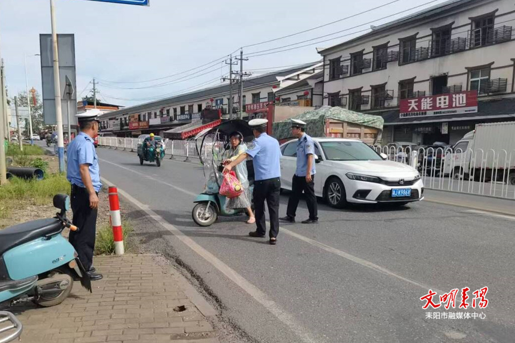 【简讯】哲桥中队联合三架街道开展“一盔一带”专项整治行动