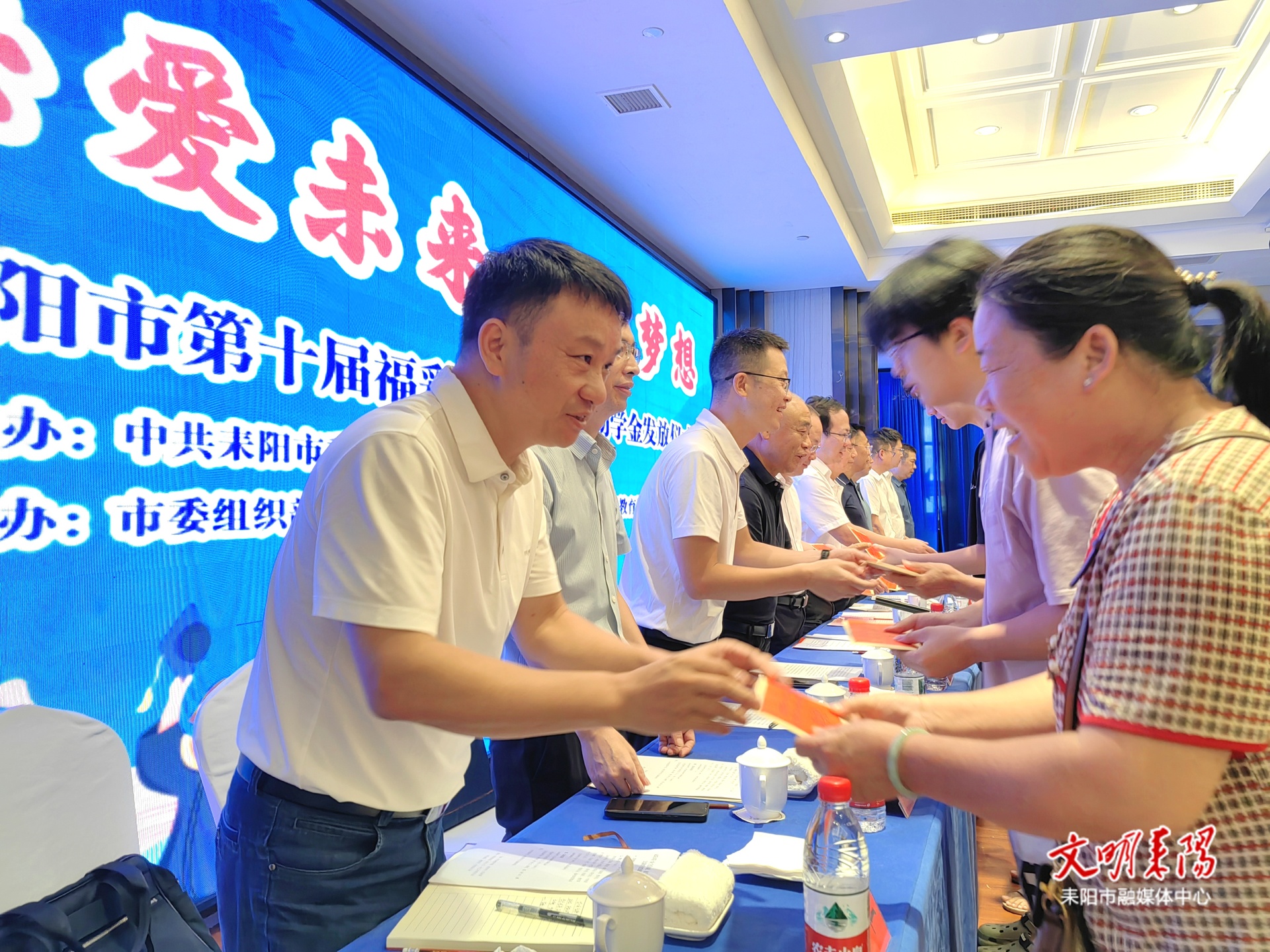 公益助学点燃希望  铺就学子筑梦之路