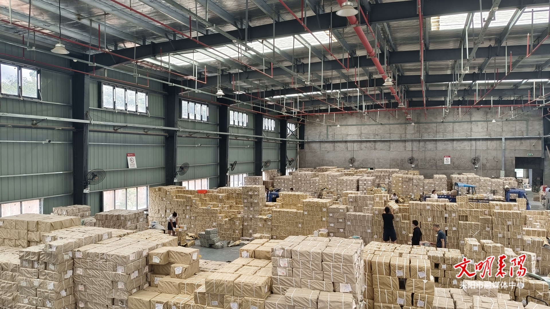 新学期即将启程，我市213万册教材加速配送