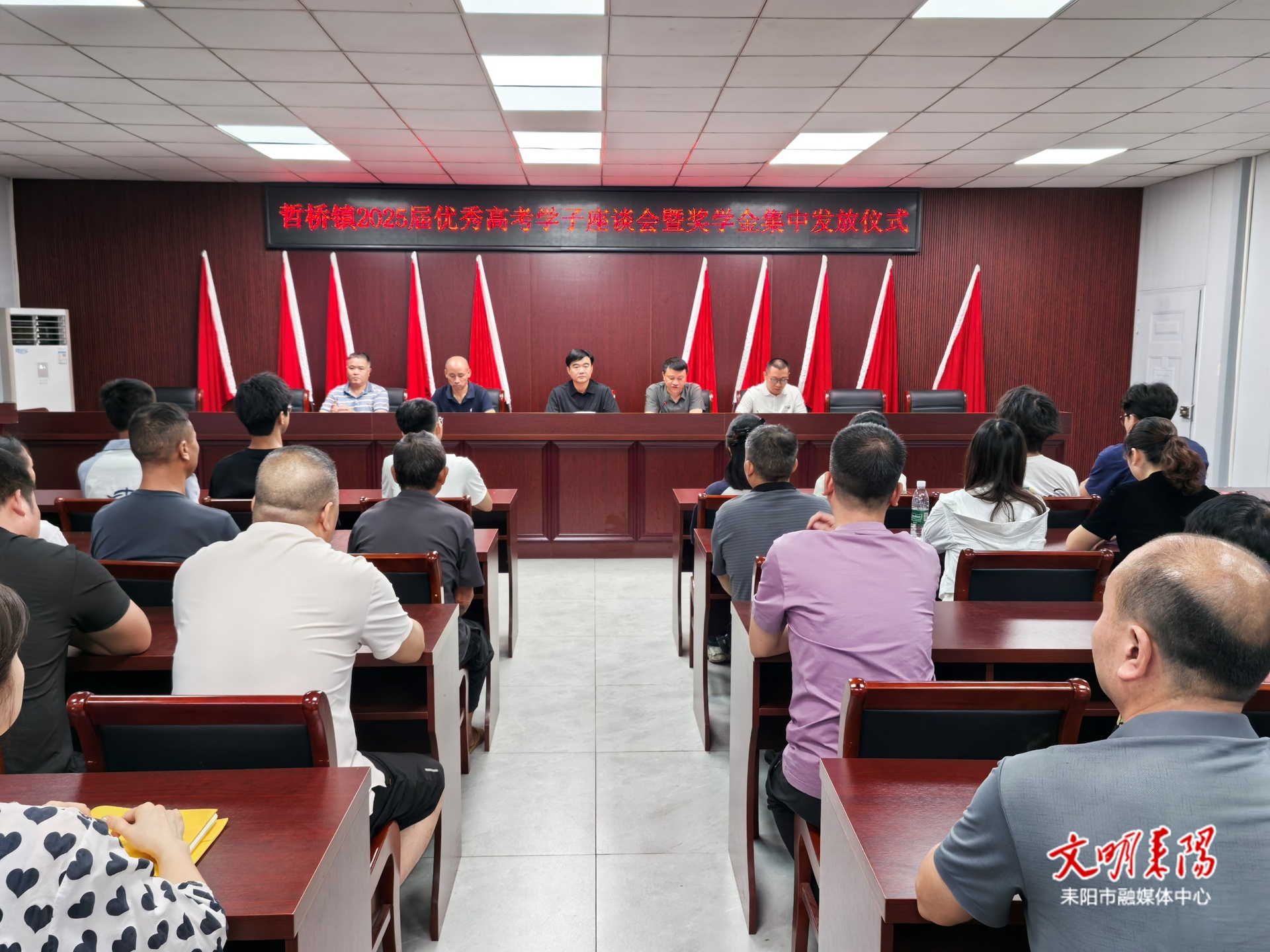哲桥镇向优秀高考学子发放助学金