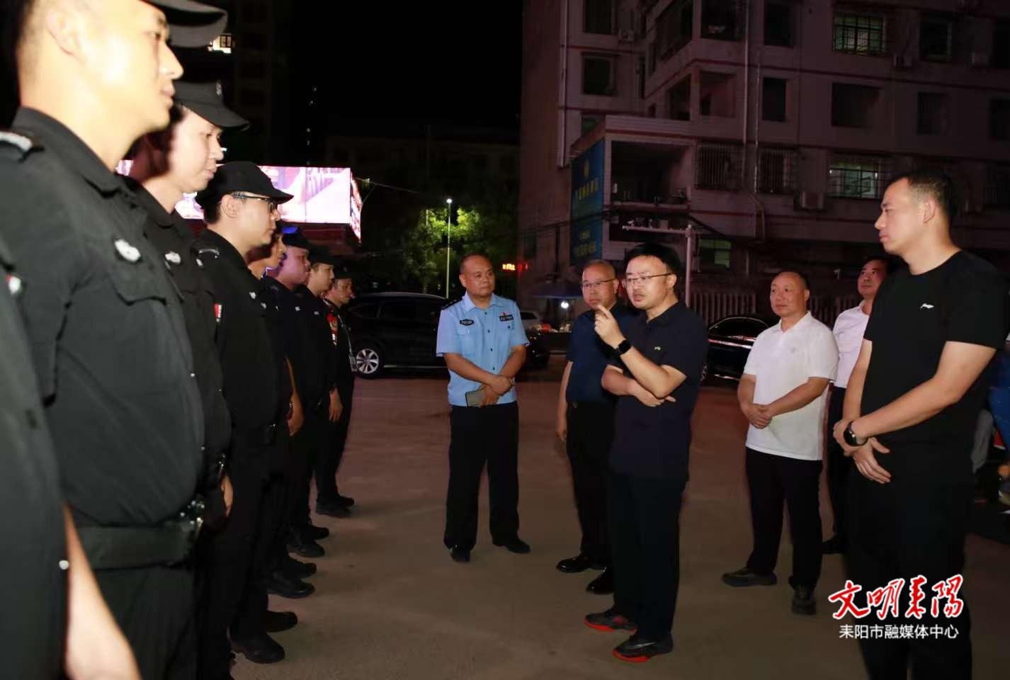 张润槐尹立鑫夜访城区巡逻防控工作
