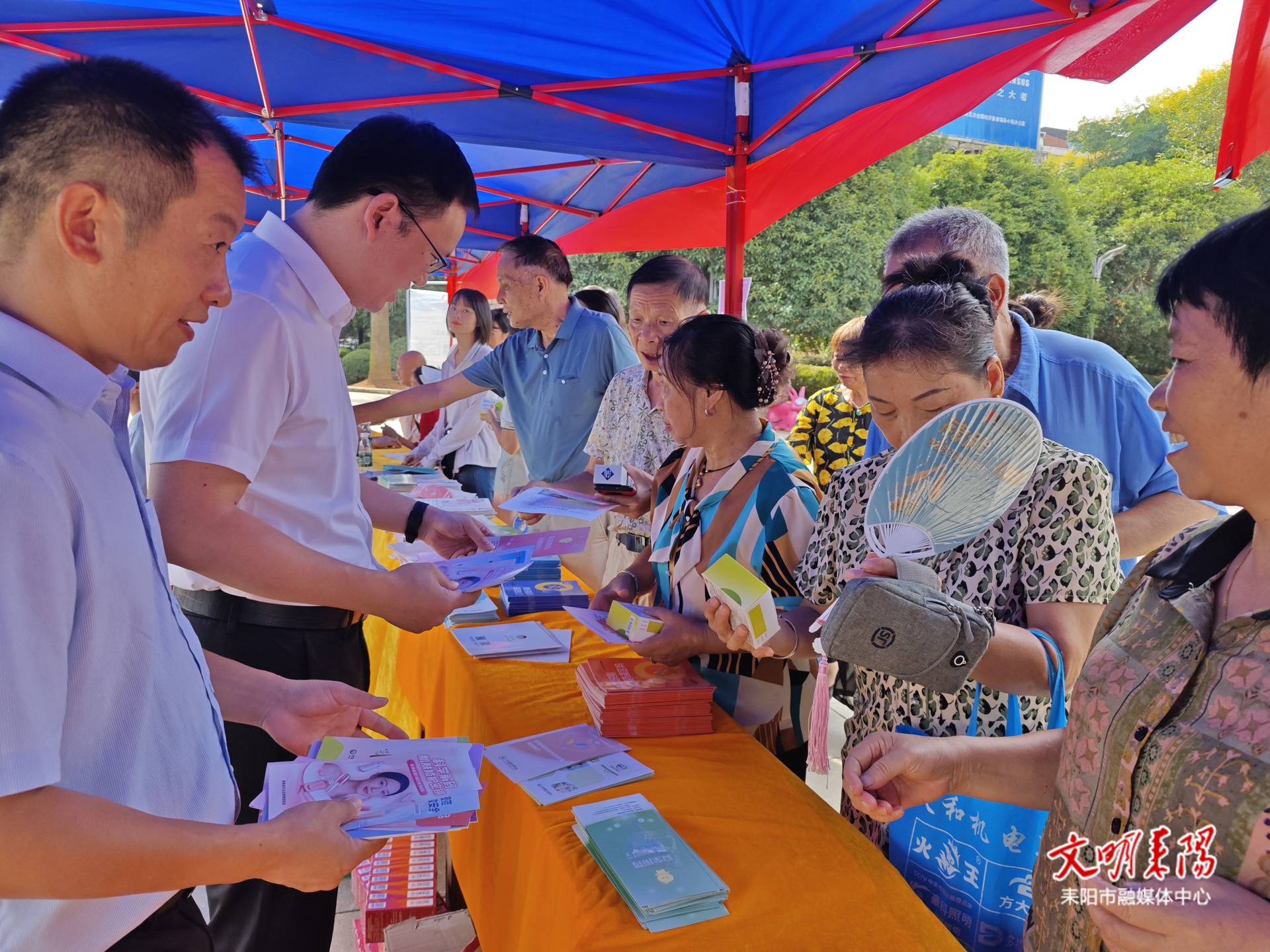 市市场监管局开展“药品安全宣传周”活动