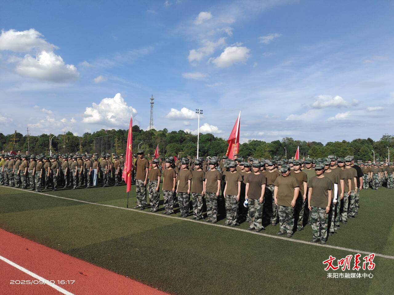 ​耒阳市人武部送训入校 衡阳理工1200多名新生开启15天军训淬炼