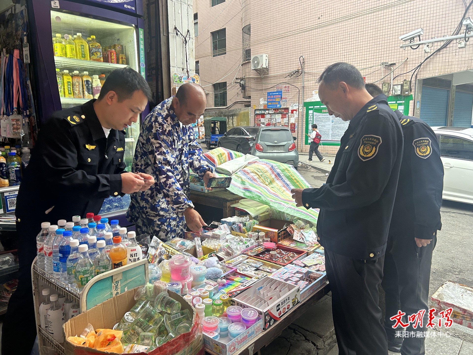 “执法+宣传”共发力  筑牢校园周边文化“防火墙”