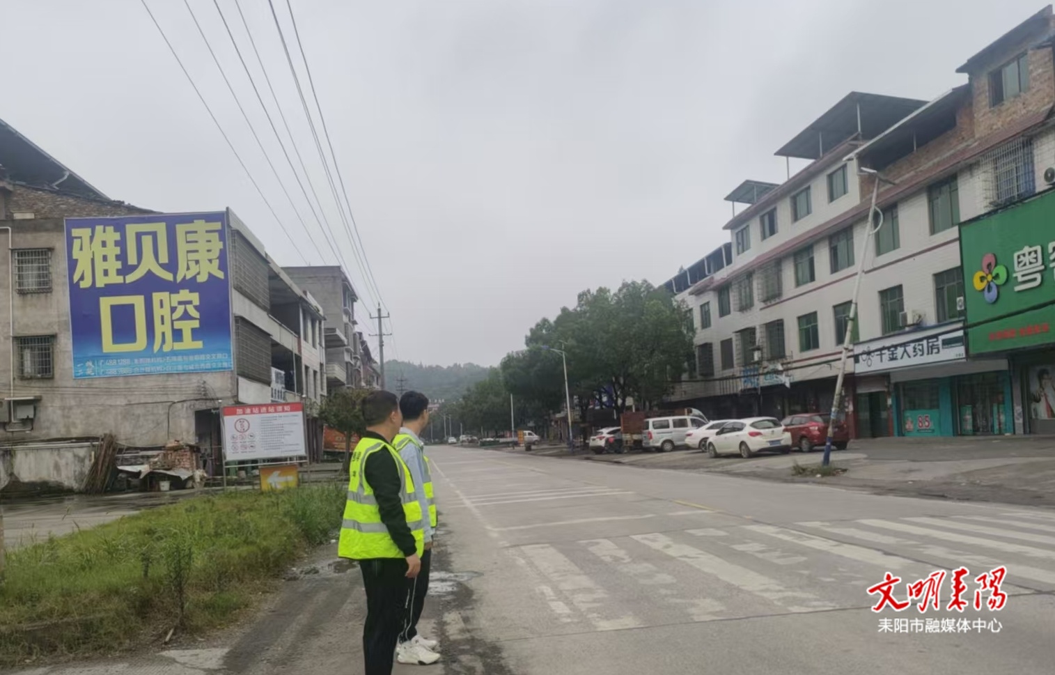 龙塘镇“两站两员”上岗护航 筑牢秋季交通安全防线