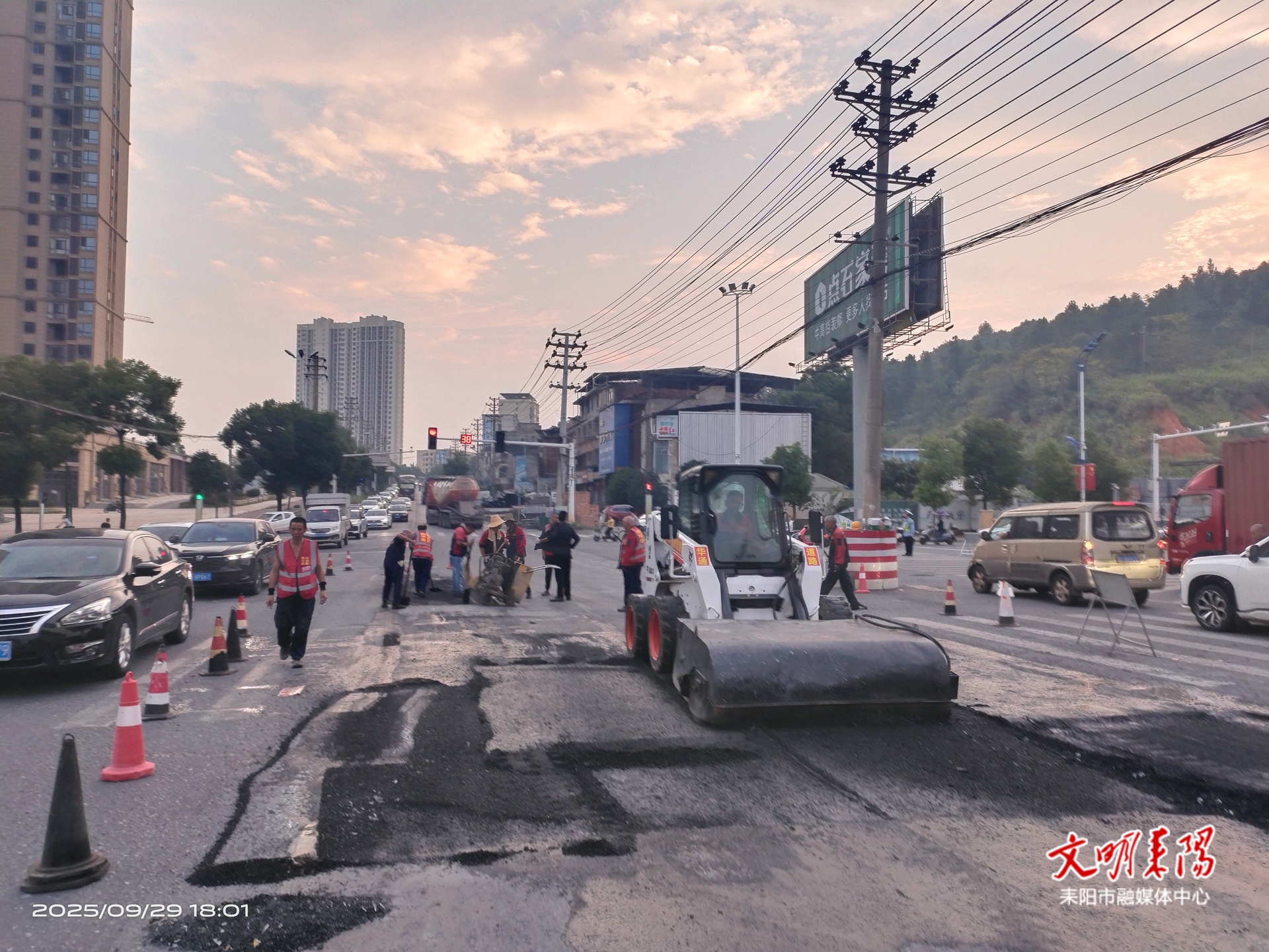 预计15小时完工！耒阳连夜抢修G107国道保畅通