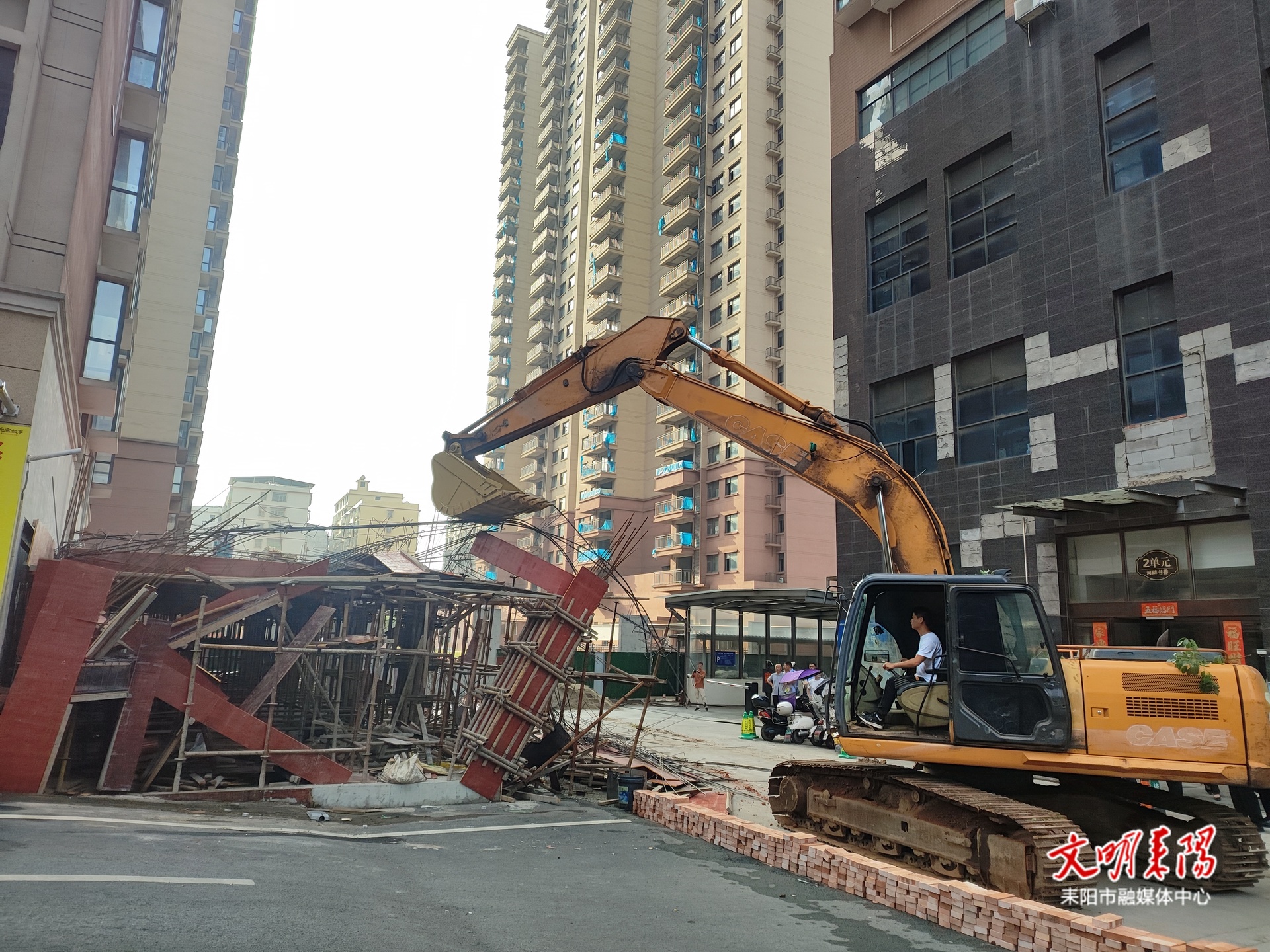 占用公共通道乱建 我市多部门联合拆除一违章建筑