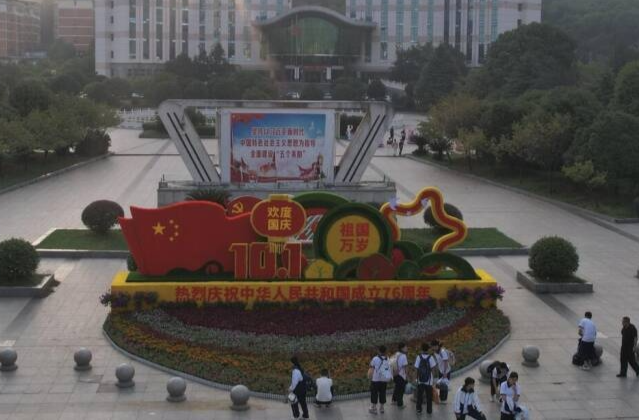 摆花布景迎国庆 城市窗口披“新衣”