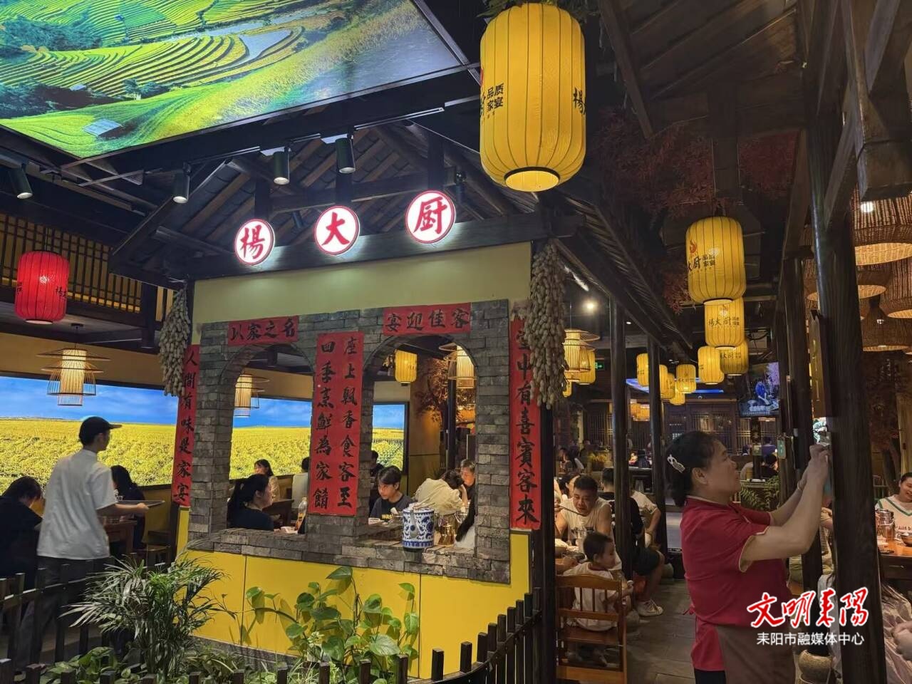 餐馆迎客忙 市民聚餐“预热”国庆长假