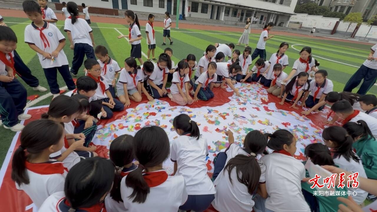 彭桥完小：画布铺展祖国貌 学子拼绘庆华诞