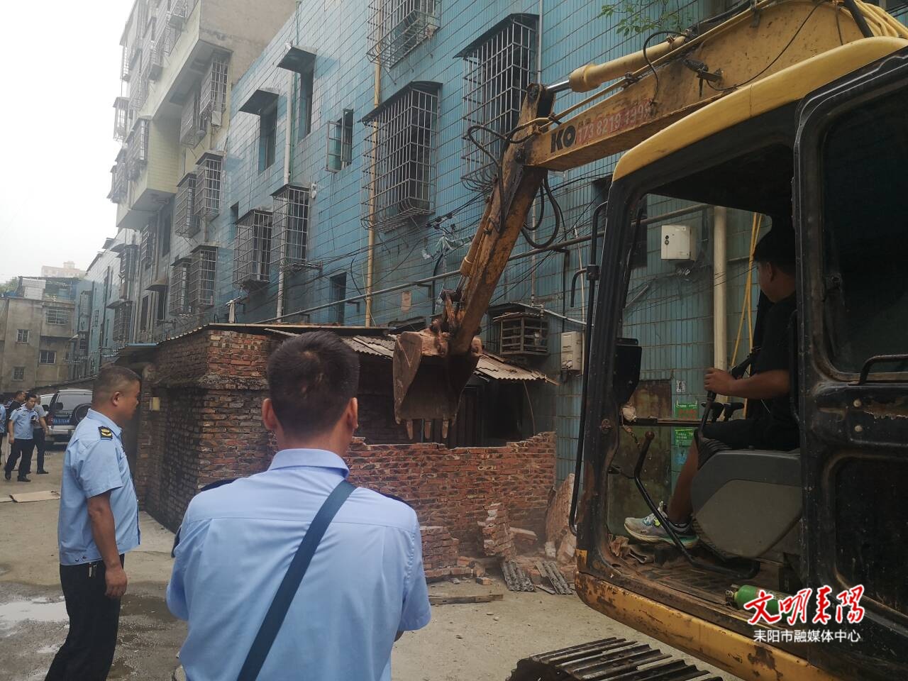 ​利剑斩“梗阻” 强制拆除占用消防通道违建 筑牢生命安全防线