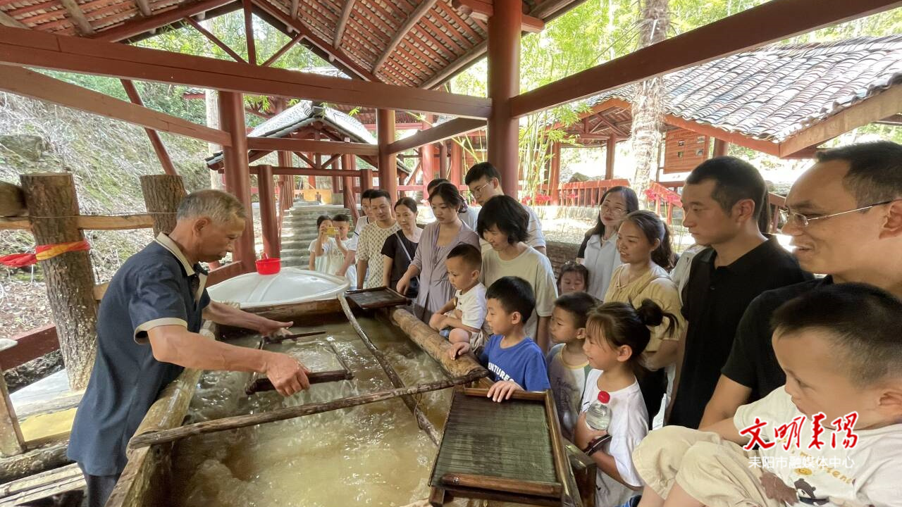 国庆中秋长假，耒阳蔡伦竹海“非遗造纸+矿山奇景”成旅游热点