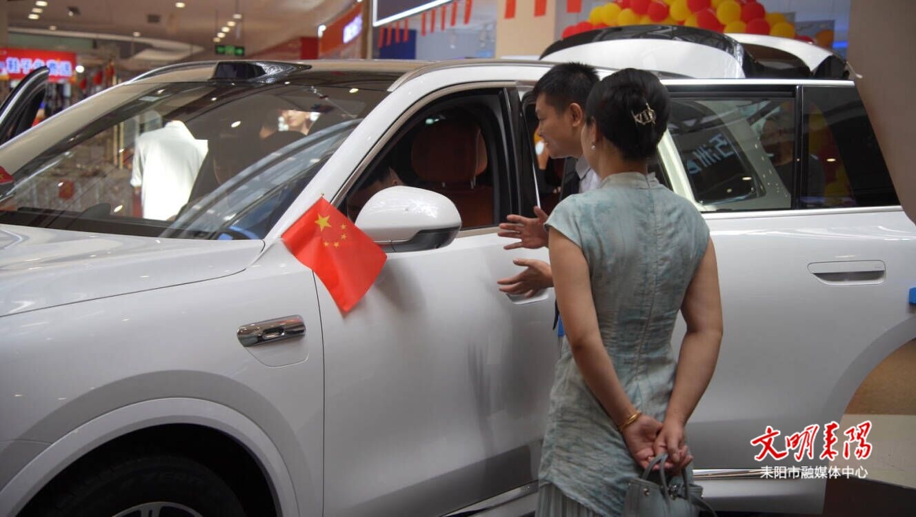 耒阳鸿蒙智行合兴广场店开业 市民在家门口体验智慧出行产品