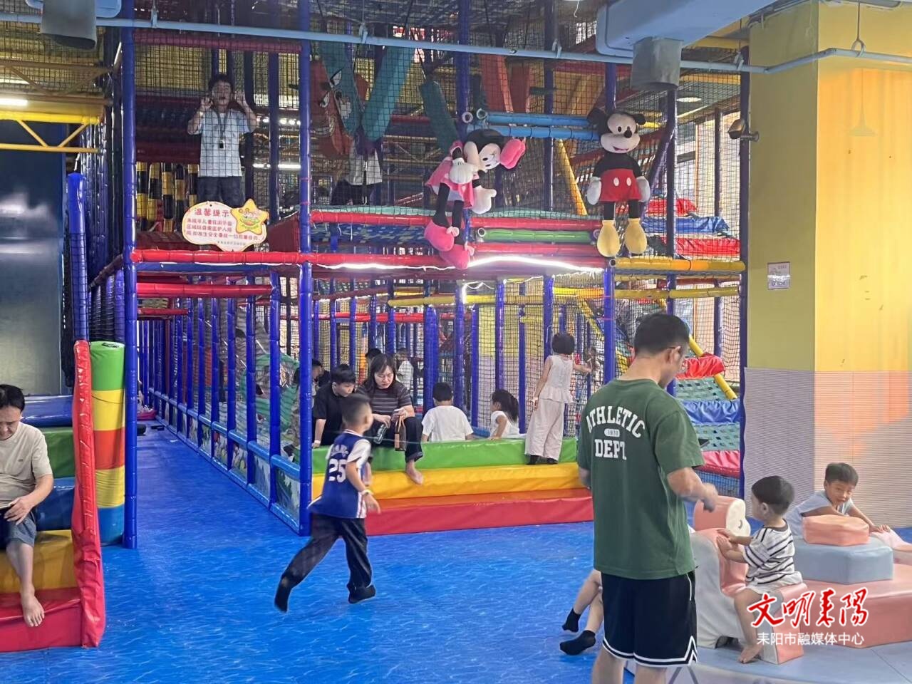 室内儿童游乐园成为“双节”遛娃好去处