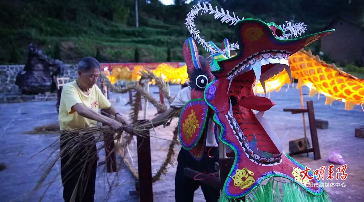 中秋月圆夜，耒阳乡村草龙点亮团圆情