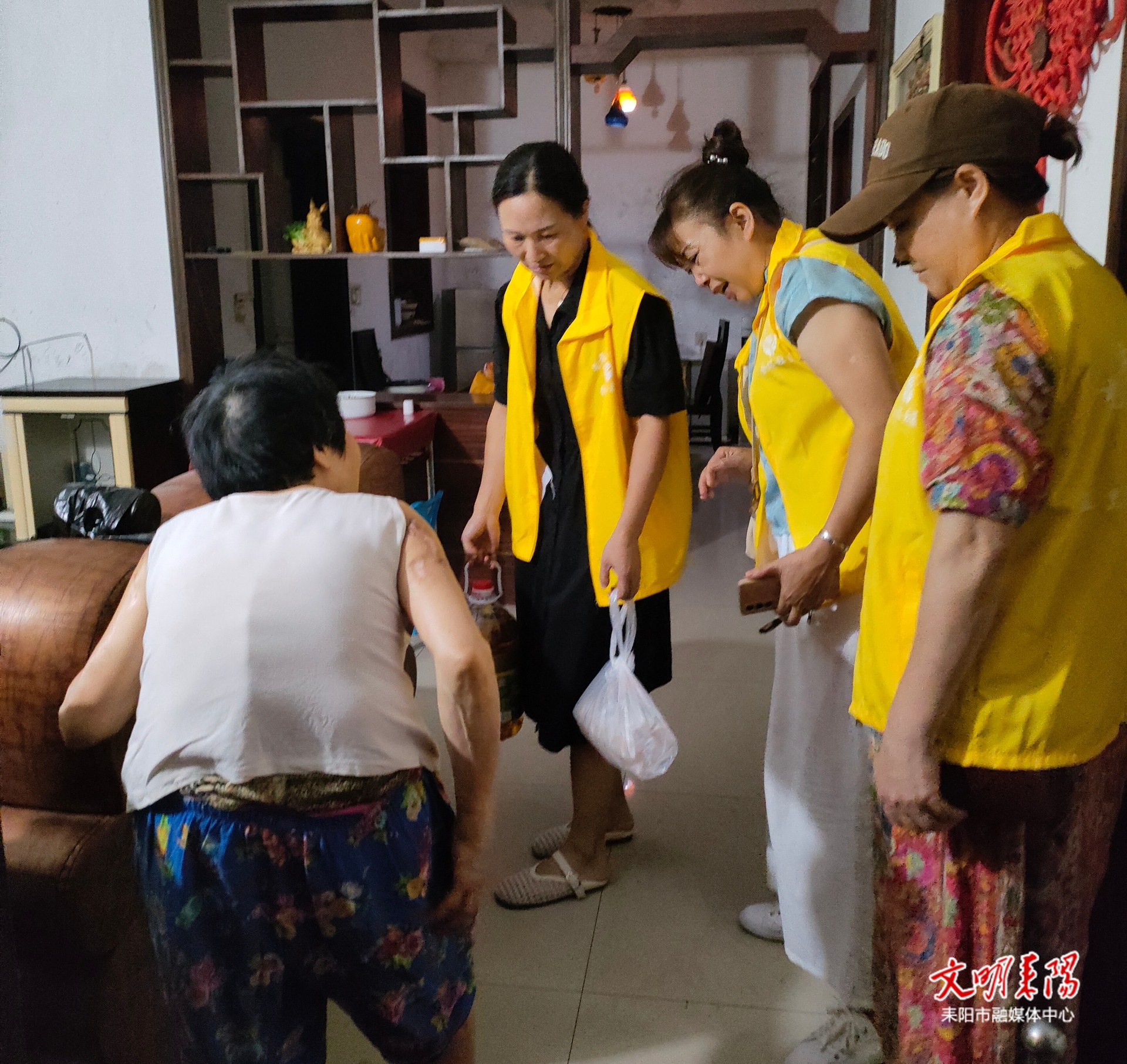 金杯社区“老者帮帮团”中秋送暖   传递邻里温情