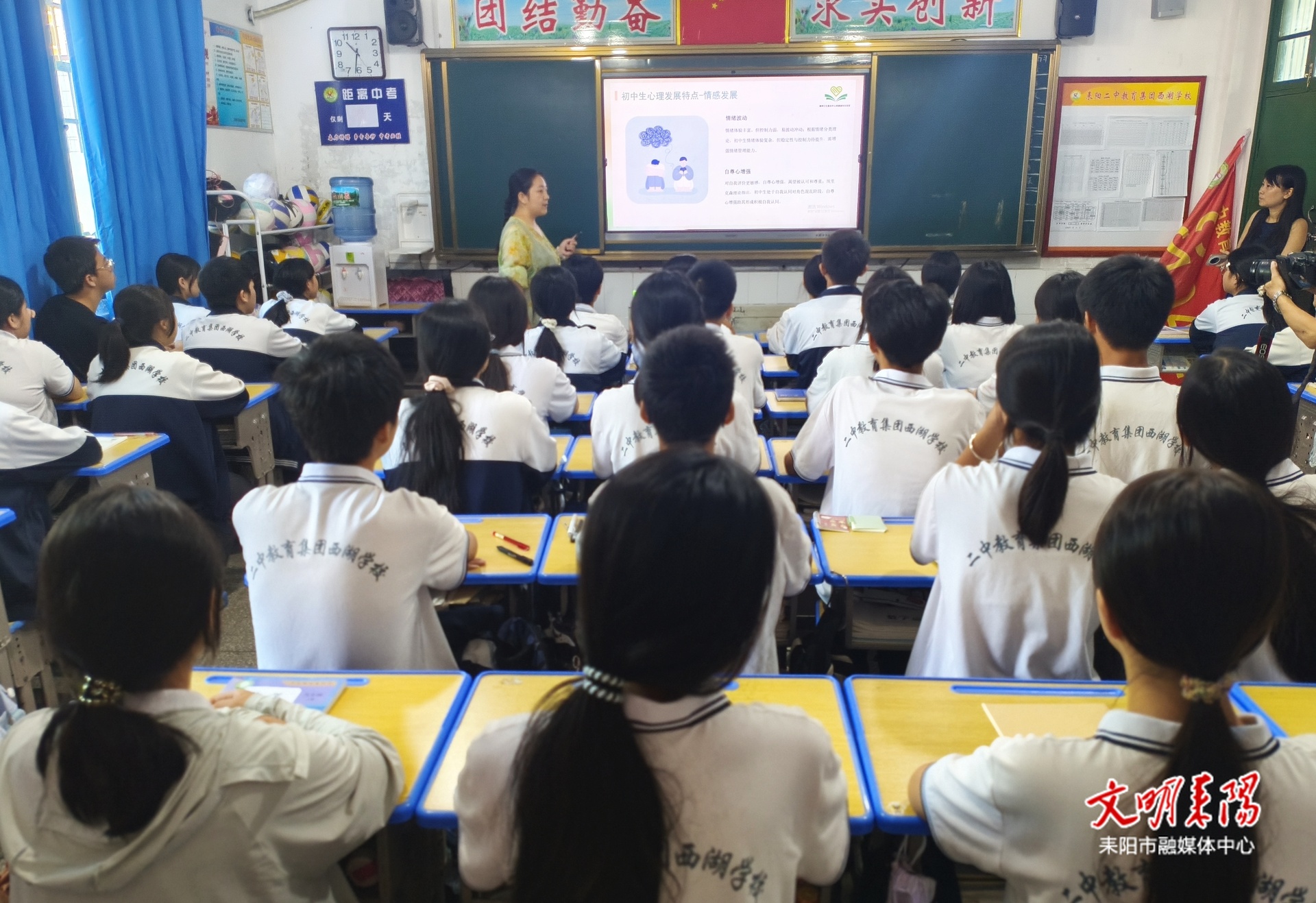 我市举行2025年“世界精神卫生日”宣传活动