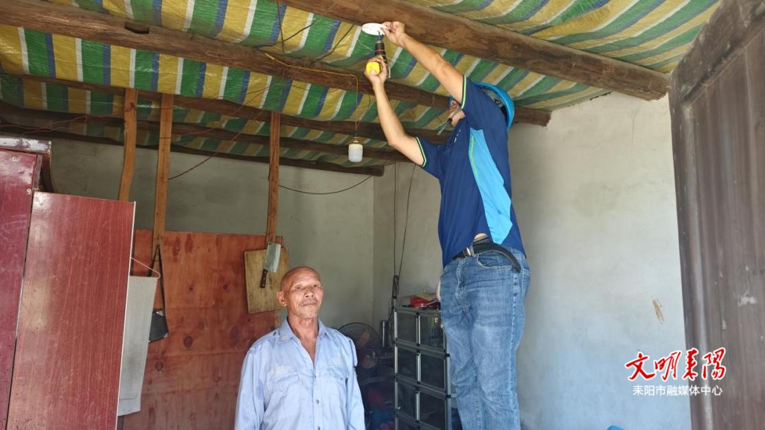 特困供养人员家中迎来“安全哨兵”  烟火气里筑牢守护网