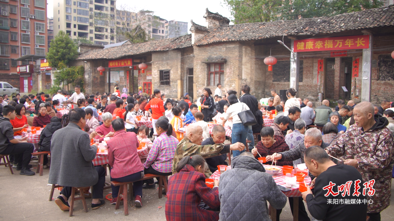 ​歌声笑声伴佳肴 义剪服务送贴心 金南社区重阳活动热闹开场