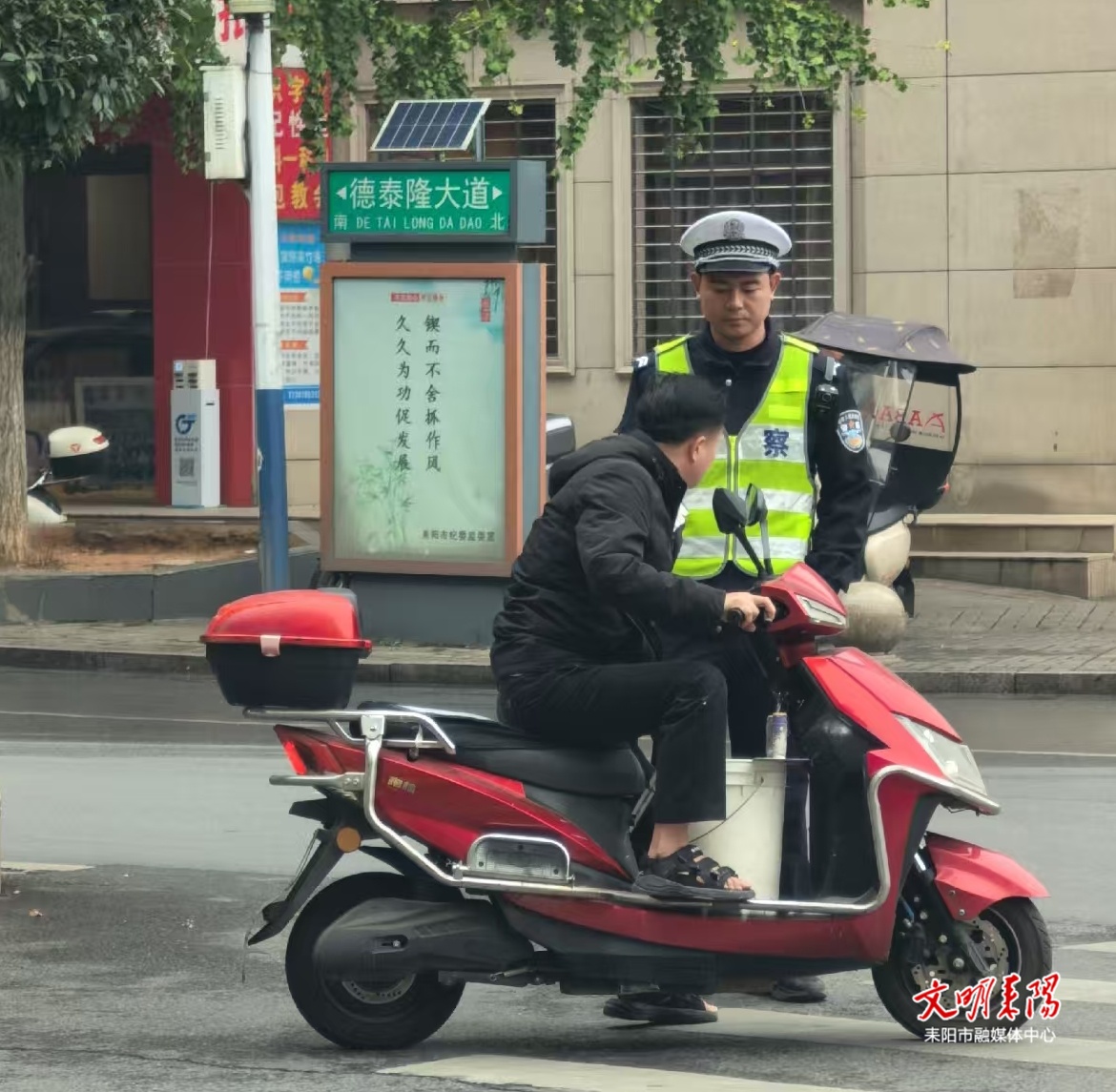 “盔”护安全“带”住平安 耒阳交警开展专项整治行动