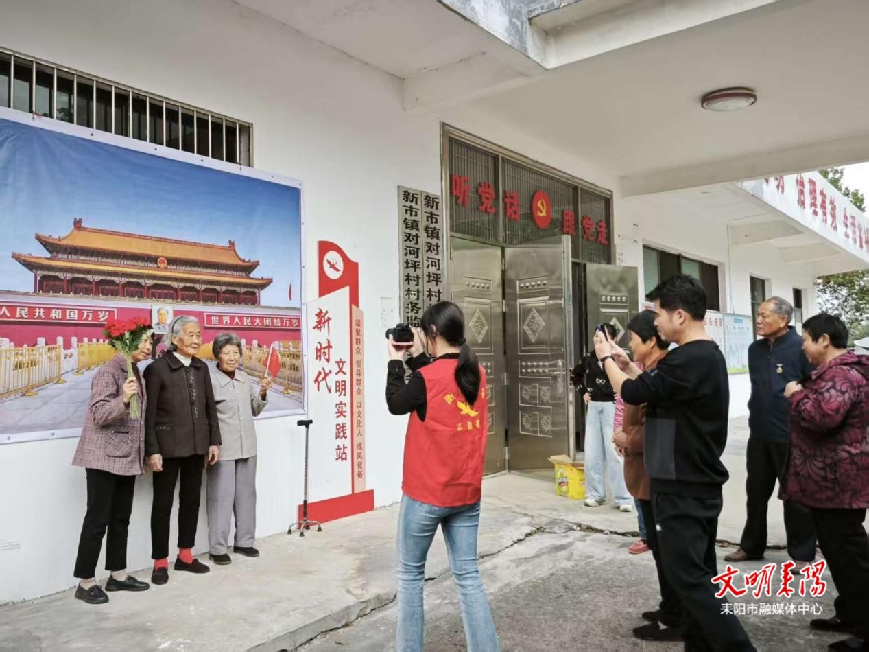 相机里的温情！河坪村为60 余留守名老人免费拍照留影