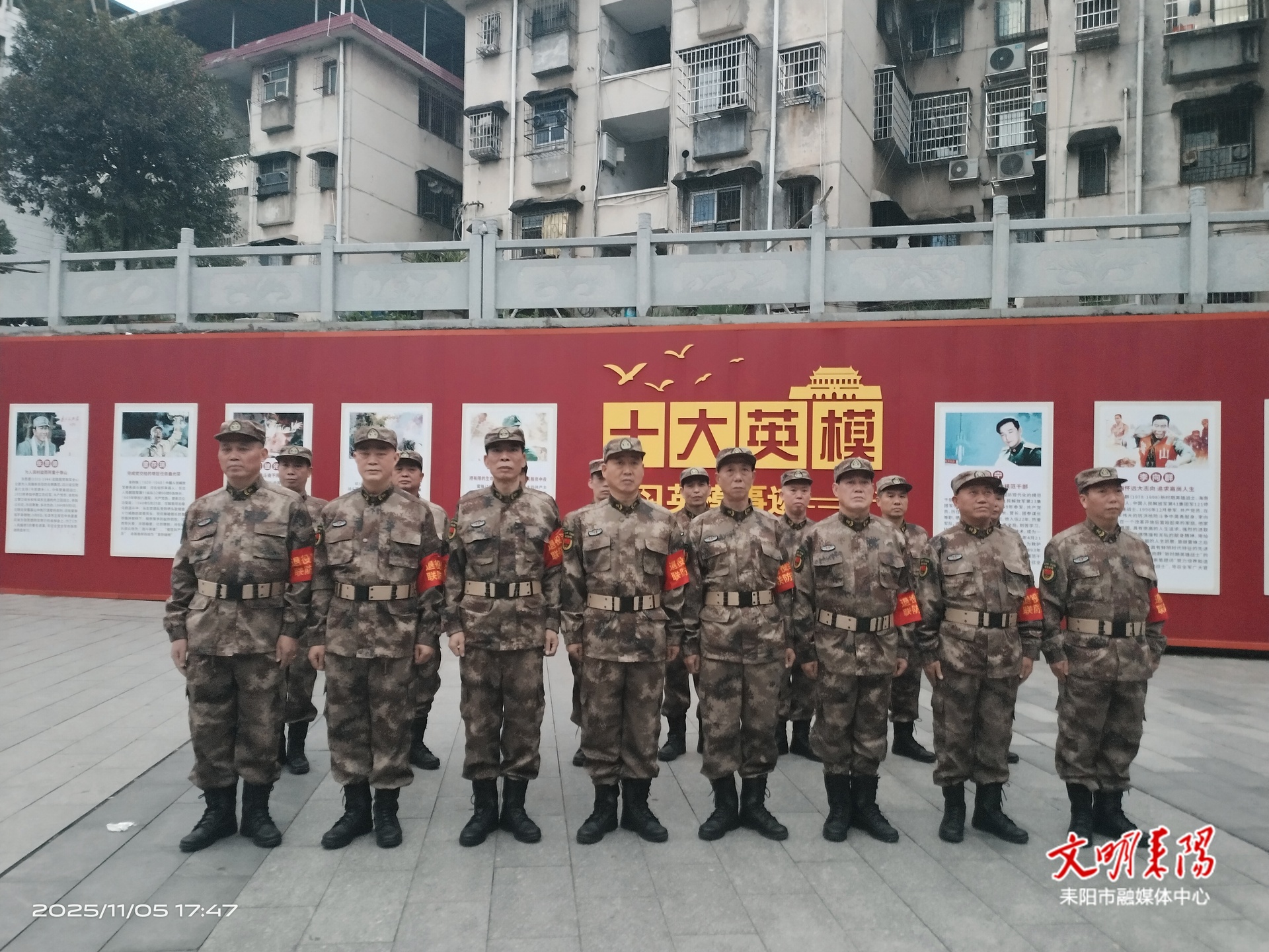 永不褪色的“橄榄绿”！耒阳20名退役老兵夜巡烈士陵园
