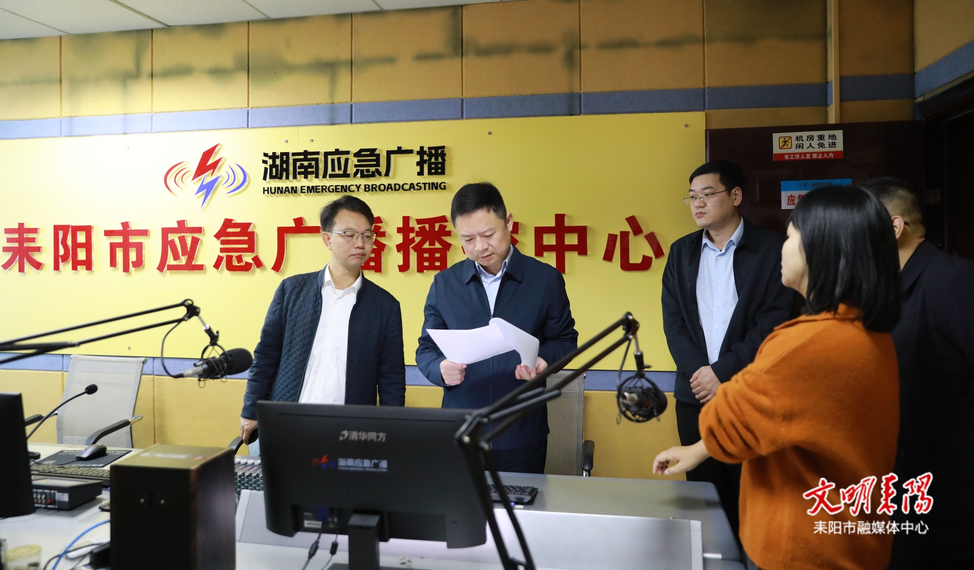 市领导在记者节前夕看望慰问新闻工作者