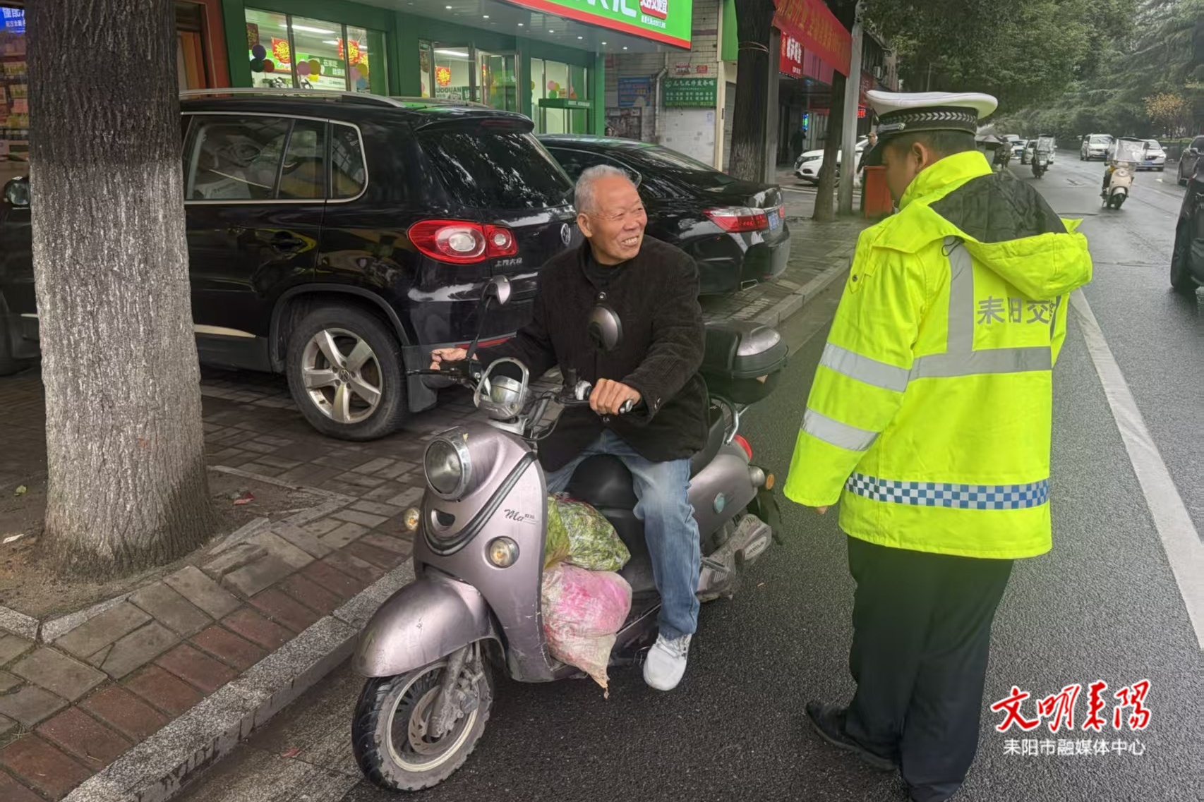 耒阳交警紧扣“一盔一带”专项整治不松懈