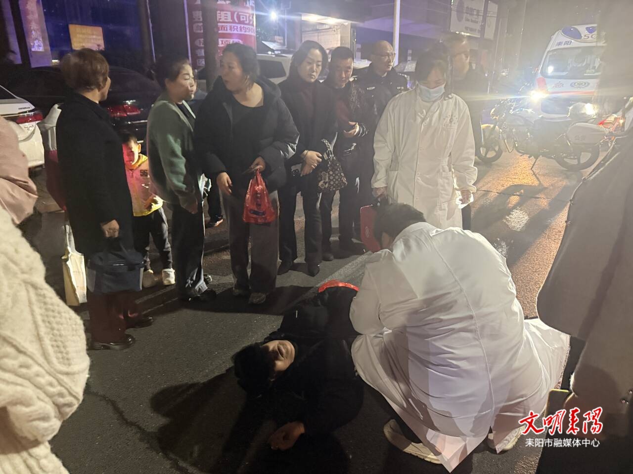 暖心一幕：白发老翁踉跄摔倒，“耒阳守护”温情上线