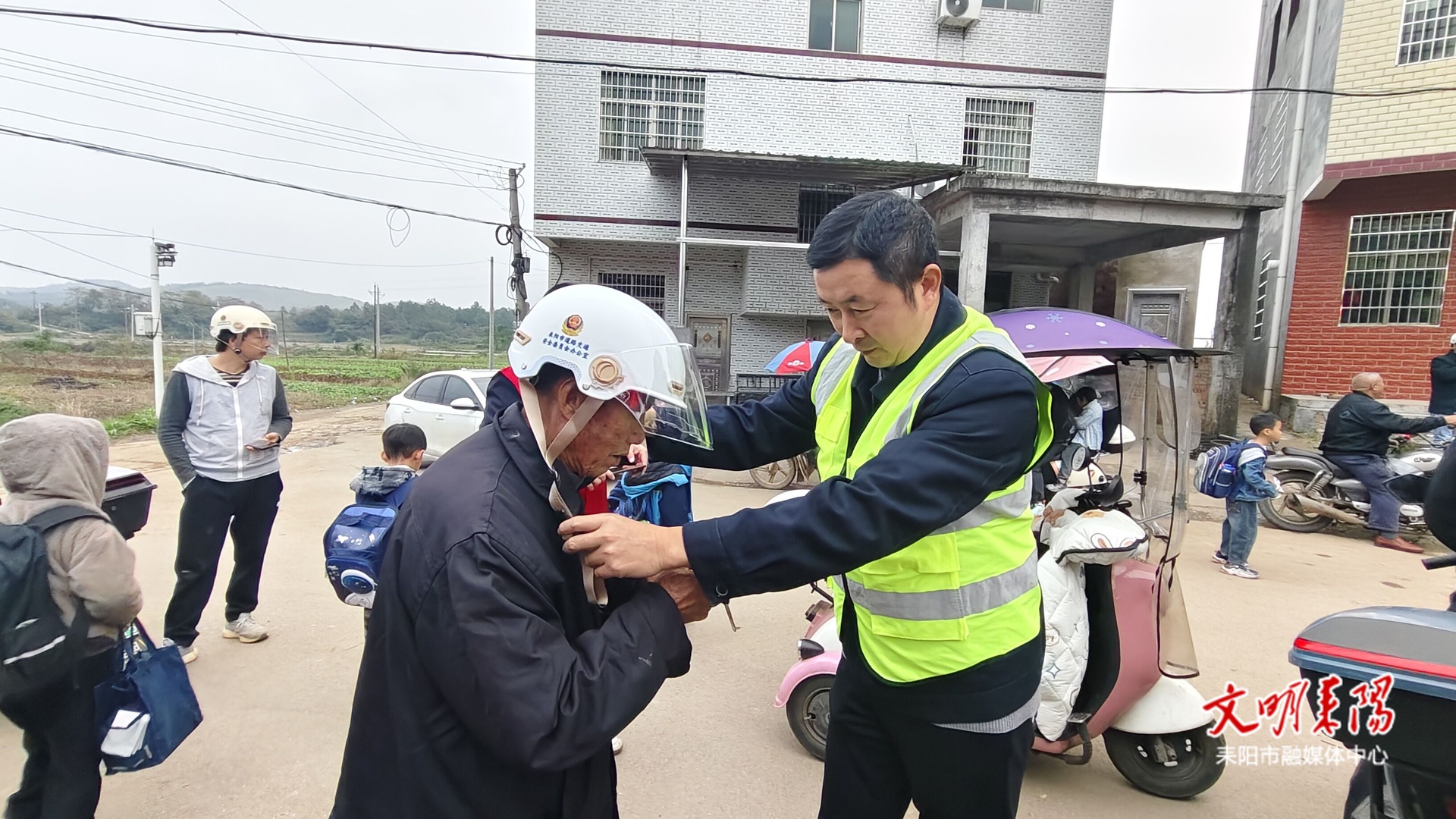 送头盔，讲安全！小水镇开展“一盔一带”安全守护行动
