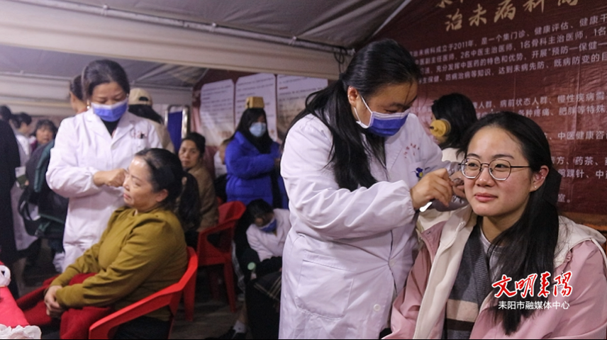 夜市“中医摊”走红 火龙罐、耳穴压豆等技法成年轻人新宠