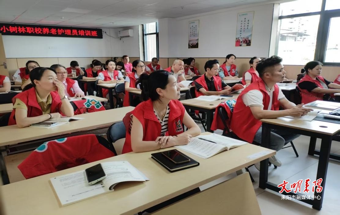 市民政局：“以奖代补”推动养老护理员持证上岗