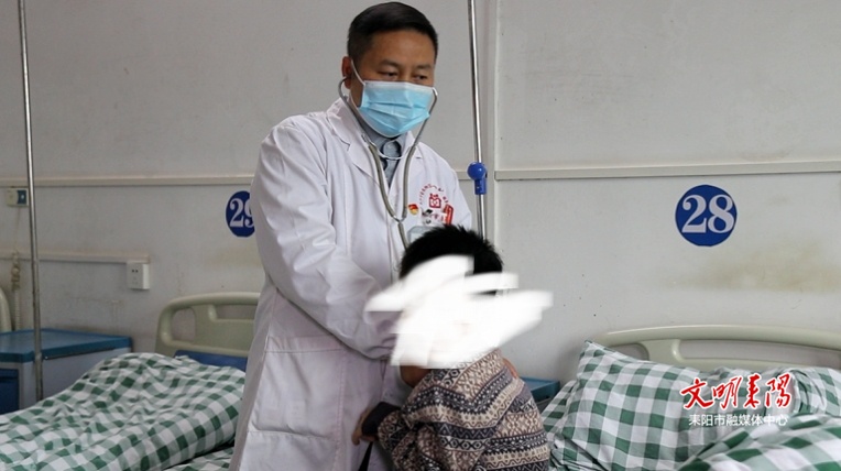 ​【凡人·微光】何伟：廿年扎根街巷乡野 做百姓信赖的“健康管家”