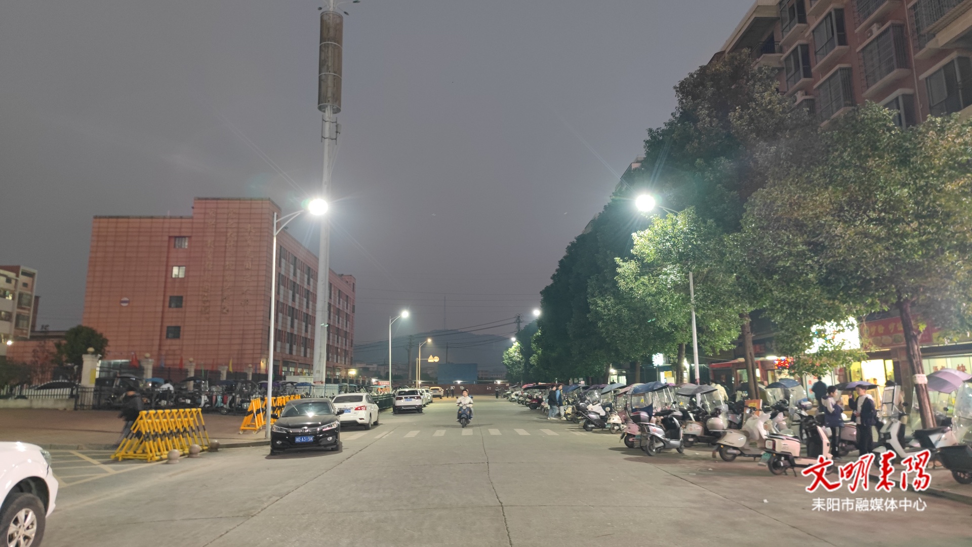 【微建设·人民城市为人民】东江中学周边路灯改造完工 照亮师生出行路