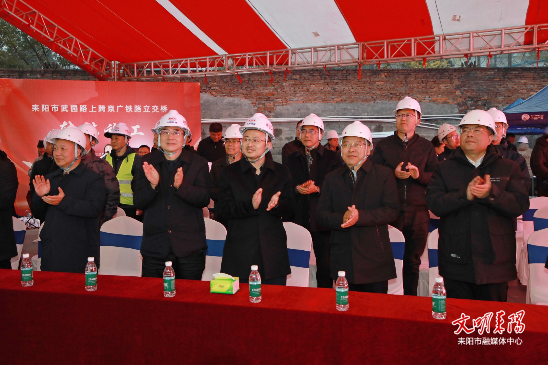 武园路上跨京广铁路立交桥成功转体